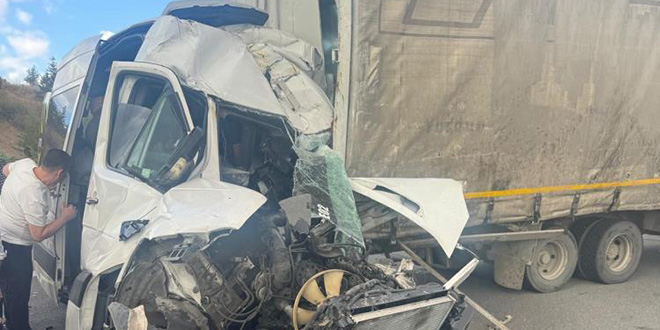 Servis minibüsü kamyona çarptı: 1 ölü, 5 yaralı