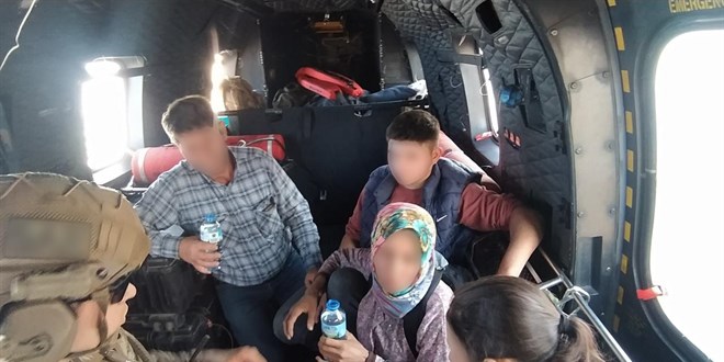Mehmetçik orman yangınında mahsur kalan aileyi kurtardı