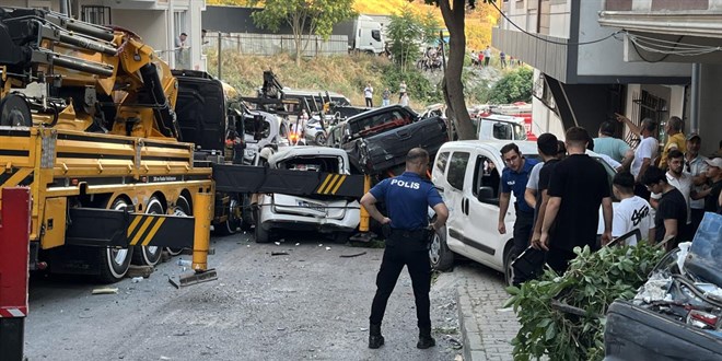 Başakşehir'de kontrolden çıkan vinç 23 araca hasar verdi