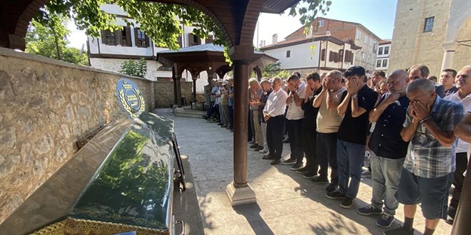 Üzerine ağaçtan kopan dal düşen genç öğretmen hayatını kaybetti