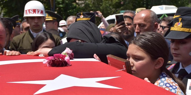 'Sana topladım' deyip şehit babasının tabutuna çiçek bıraktı