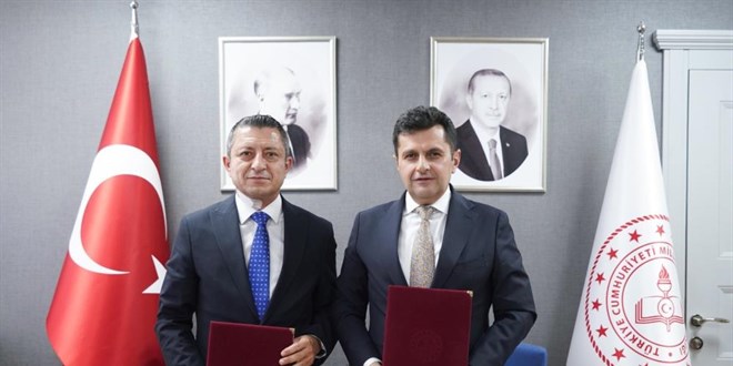 Fabrika İçinde Okul: Öğrencilere Hem Burs Hem de İş İmkanı!