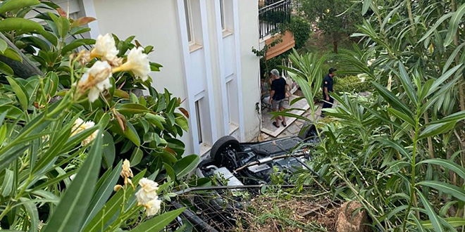 Marmaris'te otomobil evin bahçesine uçtu: 1 ölü, 4 yaralı