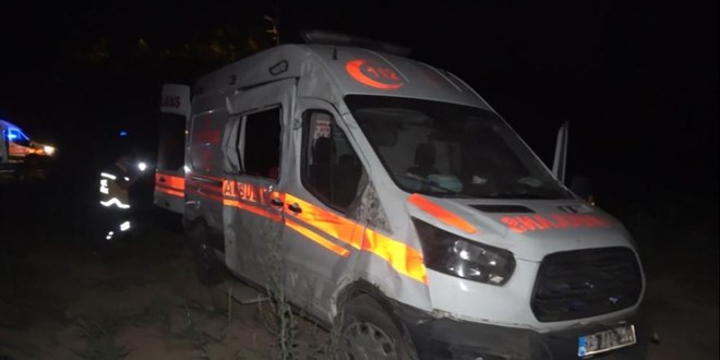Elazığ'da ambulans şarampole uçtu: 2 yaralı