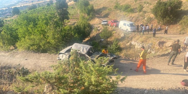 Otomobil uçuruma yuvarlandı: 1 ölü, 7 yaralı