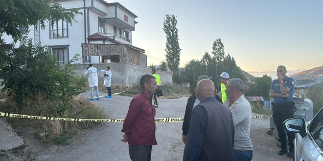 Babasının kamyonetle geri manevra yaparken çarptığı çocuk öldü