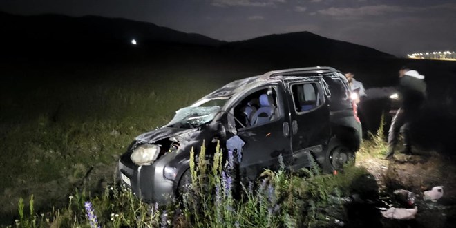 Kars'ta otomobil devrildi: 4 yaralı