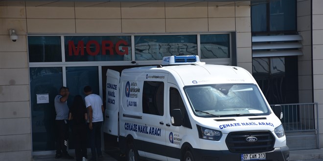 Antalya'da otomobilin çarptığı baba ve oğlu öldü