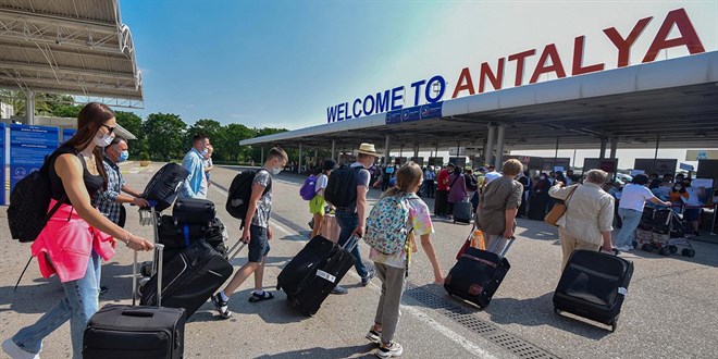 Turizmde Tarihi Zirve: Antalya'ya Bir Günde 100 Bin Yabancı!