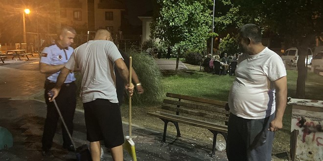 Zabıta Kameradan İzledi, Parkı Kirletenlere Temizlik Yaptırdı!