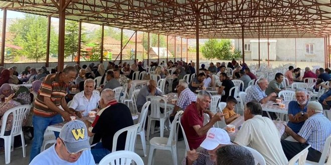 3 bin kişiye imece usulü aşure dağıtıldı!