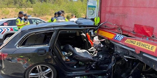 Kırklareli'nde kaza! Otomobil tırın altına girdi