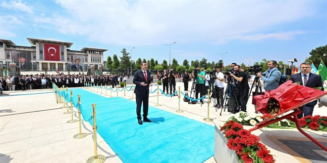 Yılmaz, 15 Temmuz Şehitler Anıtı'na çelenk bıraktı