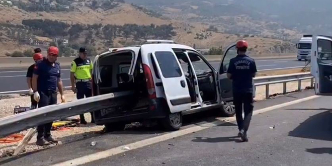 Feci Kaza: Bariyer Aracı Delip Geçti, 2 Ölü