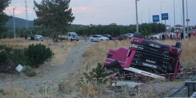 Domates yüklü kamyon şarampole devrildi: 1 ölü