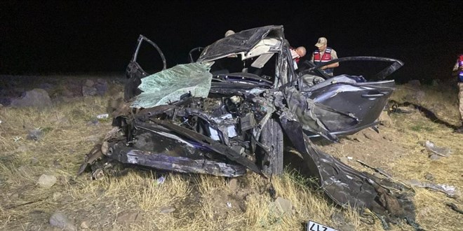 Elazığ'da otomobil şarampole devrildi: 2 ölü, 3 yaralı