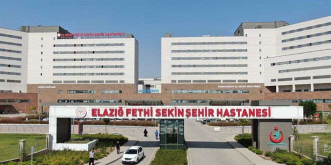 Altyapı çalışmalarında boruların altında kalan belde başkanı ve personel yaralandı