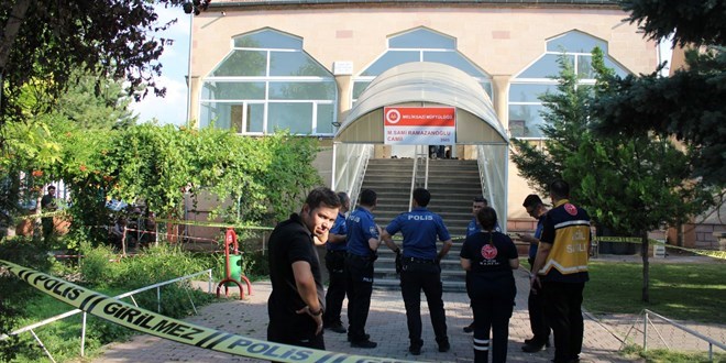 Husumetlisini namaz kılarken boğazını keserek öldürdü