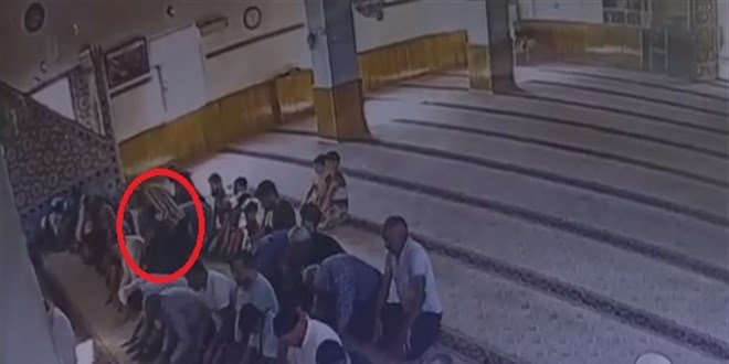 Husumetlisini namaz kılarken boğazını keserek öldürdü