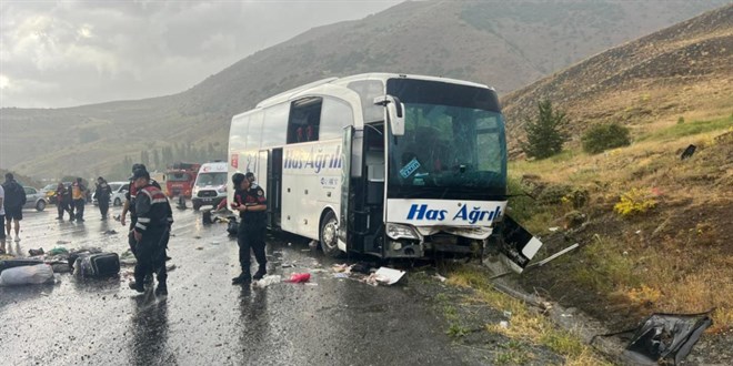 Yolcu otobüsü dağın yamacına çarptı! 4 ölü, 33 yaralı