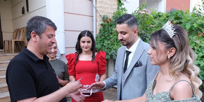 Ev hapsindeki Tutdere nişan yüzüğü taktı