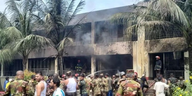 Bangladeş'te askeri eğitim uçağı okul kampüsüne düştü: 20 ölü
