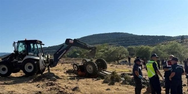 Tarlada devrilen traktörün altında kalan çift hayatını kaybetti