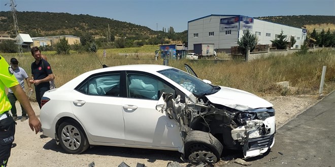 Otomobil, radar uygulaması yapan araca çarptı: 1'i polis 2 yaralı