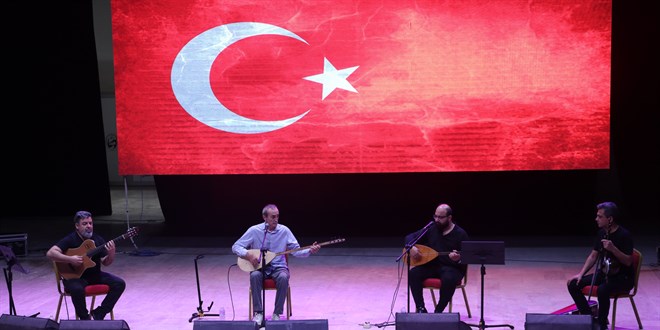 Sanatçı Cengiz Özkan, konserini şehitler nedeniyle yarıda kesti