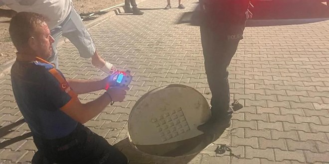 Temizlik için kanalizasyon hattına giren iki işçi gazdan zehirlendi