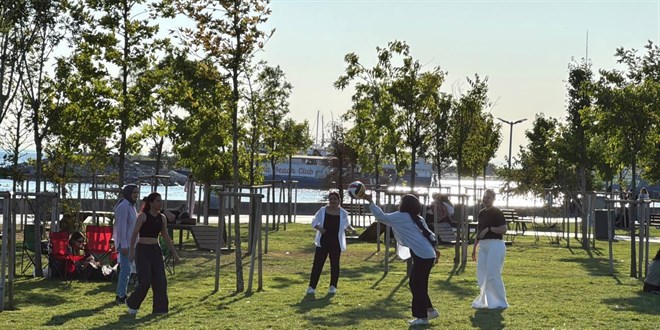İstanbul'da sıcaktan bunalanlar sahillerde vakit geçirdi