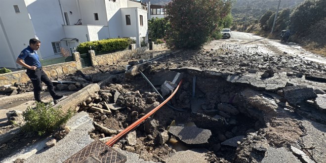 Bodrum'da isale hattı patladı: Yolda dev çukur oluştu!