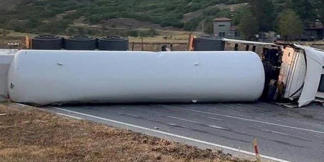Kimyasal yüklü Tır devrildi, ulaşım 3 saat durdu!