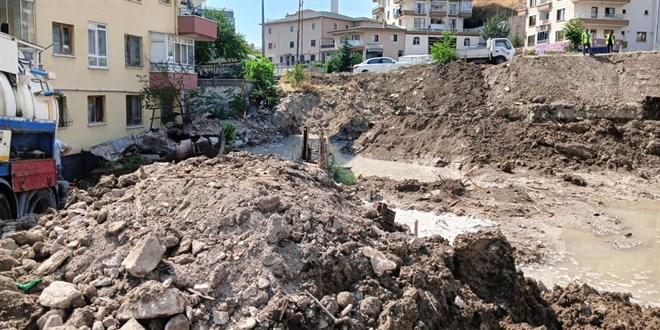 Ankara'da iş makinesi su borusunu patlattı: İstinat duvarı yıkıldı