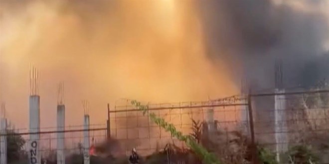 İstanbul Esenyurt'ta yangın: E-5'de trafik yoğunluğu oluştu