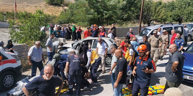 Bahçe duvarına çarpan otomobildeki 1 kişi öldü, 3 kişi yaralandı