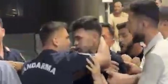 İzmir'de jandarma ekiplerine saldırı: 8 gözaltı, 2 firari