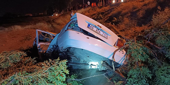 Tarlaya uçan otomobil hurdaya döndü: 1 ölü, 1 yaralı