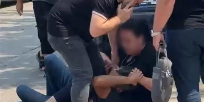 Genç kadın eski kocasını yere yatırıp dövdü!