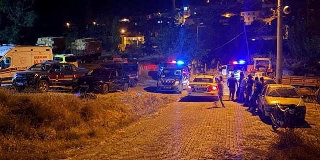 Eşini boğazını keserek öldürüp intihar etti
