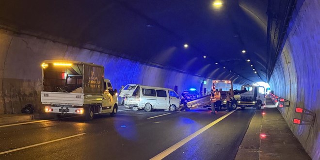 Anadolu Otoyolu'nda zincirleme trafik kazası ulaşımı aksattı