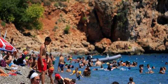 Antalya'nın denizi bile yanıyor: Deniz suyu 32 derece