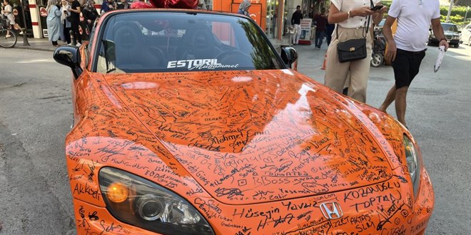 Otomobili görenler imza atmadan geçmiyor