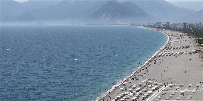 Antalya'nın deniz suyu sıcaklığı, İstanbul ve Ankara'nın sıcak havasını geride bıraktı