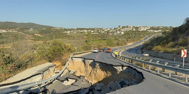 Kuşadası-Söke yolunda çökme! Trafik felç oldu