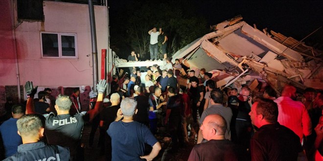 Depremde yıkılan binadaki 4 vatandaş kurtarıldı