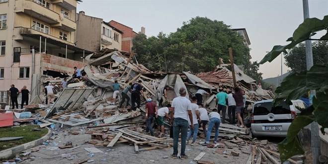Balıkesir Depremi Sonrası Mahalle Sakinleri Geceyi Dışarıda Geçirdi