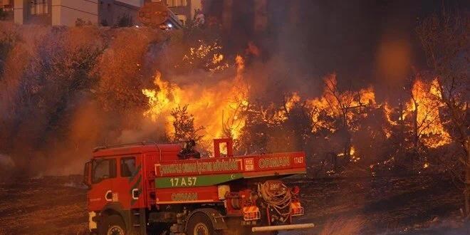 Tahliye çalışmasına katılan ekip alevlerin arasında kaldı