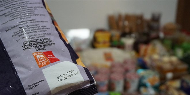 Zincir markette son kullanması geçen yüzlerce ürün ele geçirildi