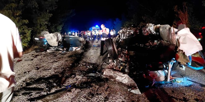 Çanakkale'de iki araç kafa kafaya çarpıştı: 6 ölü